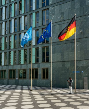 Berlin 'deki Kapelle Ufer' de Aile, Gençlik ve Spor Bakanlığı önünde bayraklar