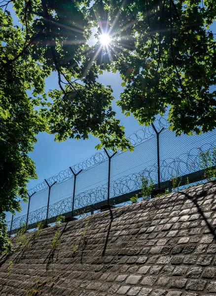 Fence Barbed Wire Blue Sky Berlin Germany — Stok fotoğraf