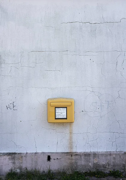 Yellow Deutsche Post Mailbox White Wall Lietzow Ruegen Island Germany —  Fotos de Stock