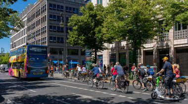 Berlin trafiğinde bisikletçiler ve otobüsler,