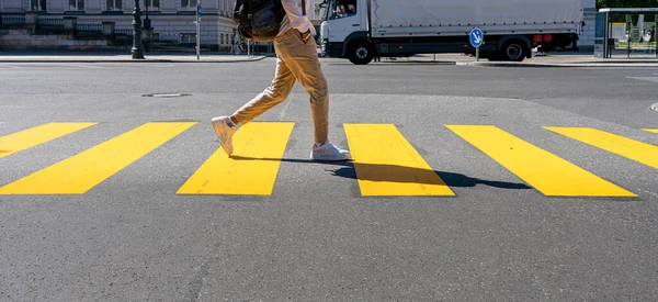 Passers Pedestrians Cross Pedestrian Crossing Marked Yellow Berlin Germany — Stockfoto