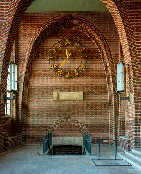 Μεγάλο Ρολόι Τοίχου Λατινικούς Αριθμούς Στην Περιοχή Εισόδου Του Ullsteinhaus — Φωτογραφία Αρχείου