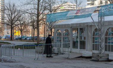 a Senior stands at the entrance to a Corona test center, Strasse des 17. Juni, Charlottenburg, Berlin, Germany