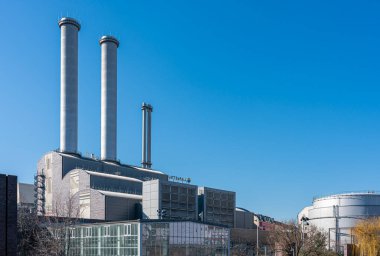 Berlin, Almanya 'daki Schilling Köprüsü' nde Vattenfall enerji santrali