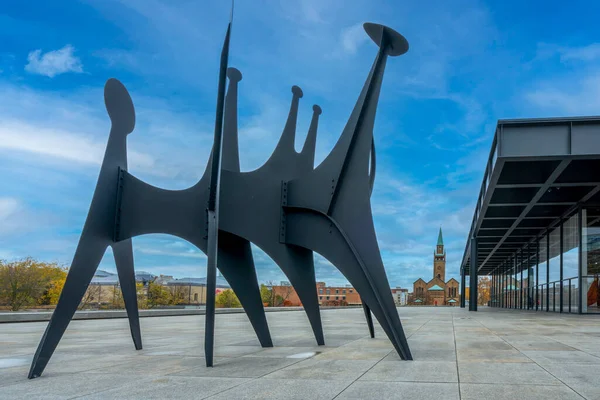 Tetes Queue Autorstwa Alexandra Caldera Neue Nationalgalerie — Zdjęcie stockowe