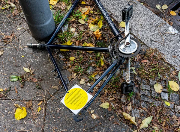 Zanieczyszczenie Roweru Śmieciowego Poboczu Berlin Niemcy — Zdjęcie stockowe