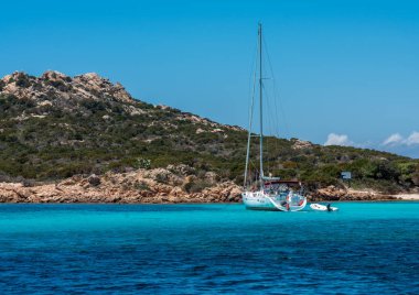 Körfezde yelkenli gemi, sardunya, İtalya