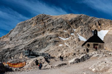 Yaz aylarında Zugspitze, Garmisch-Partenkirchen, Bavyera, Almanya 'da turistler