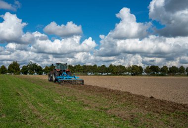 Tarımcılık, traktör sahaya girerken, Berlin Lbar