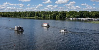 Berlin bölgesinde göller, nehirler ve tekneler var.