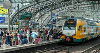 the main train station in Berlin, many travelers and full platforms during holiday season and the Germany-wide 9 euro ticket, Berlin, Germany