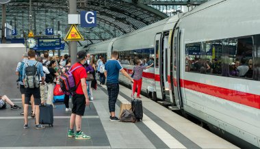 the main train station in Berlin, many travelers and full platforms during holiday season and the Germany-wide 9 euro ticket, Berlin, Germany