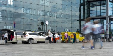 the main train station in Berlin, many travelers and full platforms during holiday season and the Germany-wide 9 euro ticket, Berlin, Germany