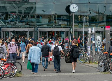 the main train station in Berlin, many travelers and full platforms during holiday season and the Germany-wide 9 euro ticket, Berlin, Germany