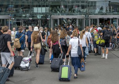 the main train station in Berlin, many travelers and full platforms during holiday season and the Germany-wide 9 euro ticket, Berlin, Germany
