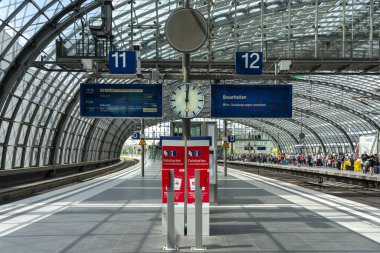 the main train station in Berlin, many travelers and full platforms during holiday season and the Germany-wide 9 euro ticket, Berlin, Germany