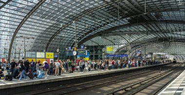 the main train station in Berlin, many travelers and full platforms during holiday season and the Germany-wide 9 euro ticket, Berlin, Germany