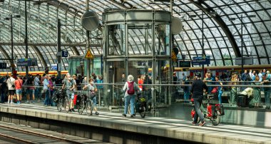 the main train station in Berlin, many travelers and full platforms during holiday season and the Germany-wide 9 euro ticket, Berlin, Germany