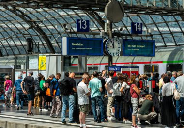 the main train station in Berlin, many travelers and full platforms during holiday season and the Germany-wide 9 euro ticket, Berlin, Germany