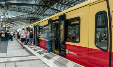 the main train station in Berlin, many travelers and full platforms during holiday season and the Germany-wide 9 euro ticket, Berlin, Germany