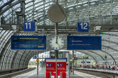 the main train station in Berlin, many travelers and full platforms during holiday season and the Germany-wide 9 euro ticket, Berlin, Germany