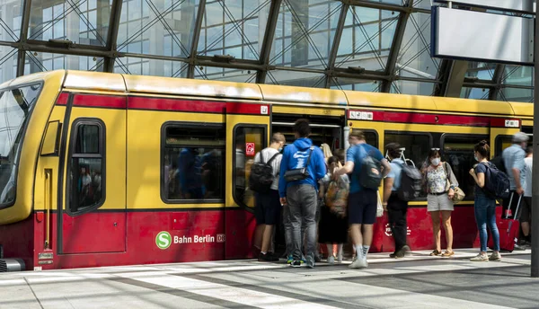 the main train station in Berlin, many travelers and full platforms during holiday season and the Germany-wide 9 euro ticket, Berlin, Germany