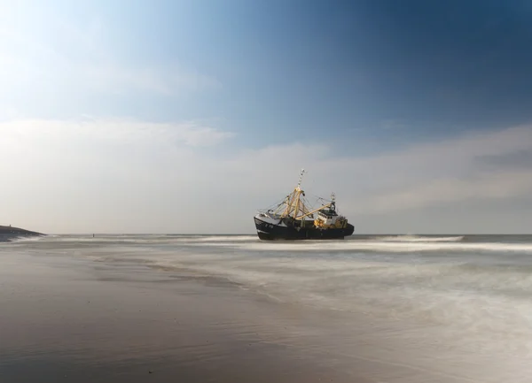 Stranded fishingboat — Stock Photo, Image