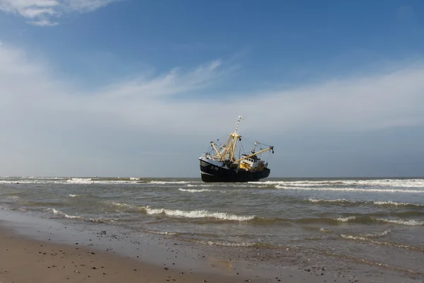 Barco de pesca varado — Foto de Stock