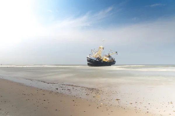 Stranded fishingboat — Stock Photo, Image