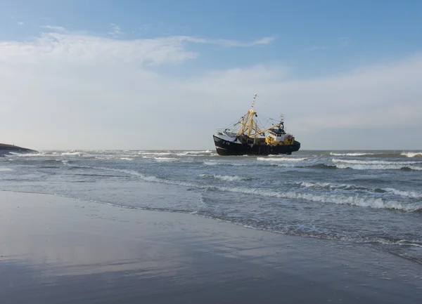 Stranded fishingboat — Stock Photo, Image