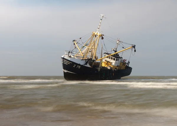 Barco de pesca varado —  Fotos de Stock