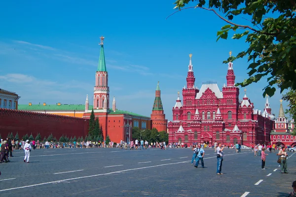 Turisti che camminano sulla Piazza Rossa a Mosca, Russia — Foto Stock