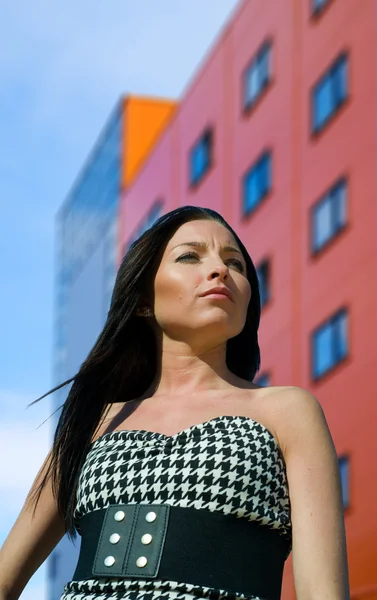 Attrayant jeune femme en face du bâtiment moderne — Photo