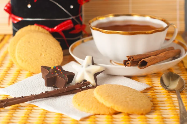 Christmas tea with cinnamon and cakes — Stock Photo, Image
