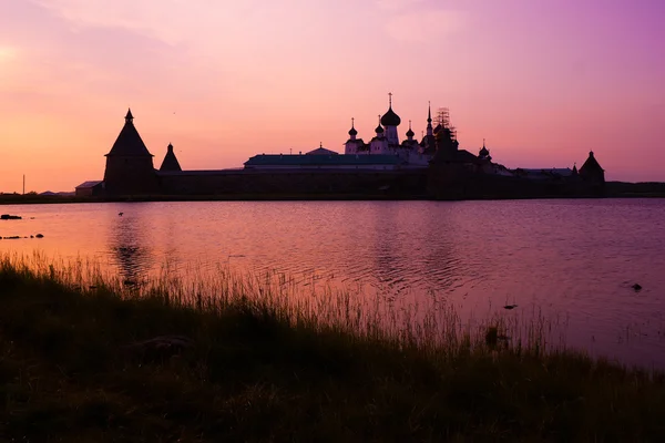 Соловецкий монастырь при заходе солнца — стоковое фото