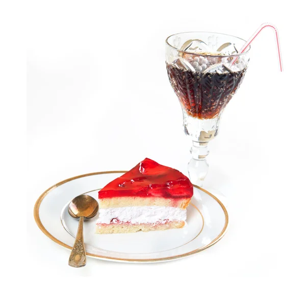 딸기 케이크와 고립 된 콜라 — 스톡 사진