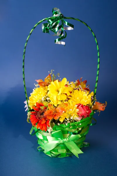 Cesto con fiori — Foto Stock