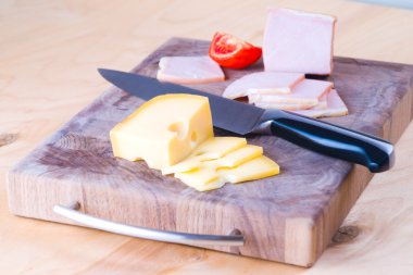 dilimlenmiş et ve peynir