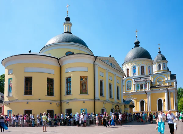 Pilgrims in saint Matrona's monastery in Moscow, Russia — Stock Photo, Image