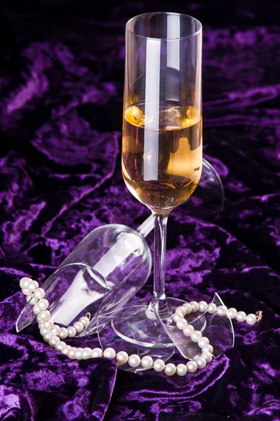 Broken wineglass near the full one — Stock Photo, Image