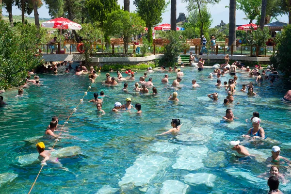 Lidé plavat v bazénu Kleopatra poblíž pamukkale, Turecko Stock Obrázky