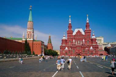 Moskova, Rusya 'da Kızıl Meydan' da yürüyen turistler