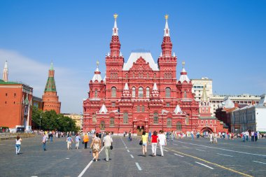 Moskova, Rusya 'da Kızıl Meydan' da yürüyen turistler