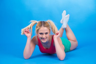 neşeli pigtails kadınla