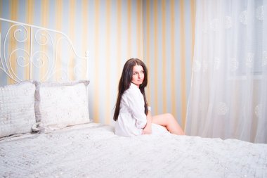 yatakta çekici esmer.