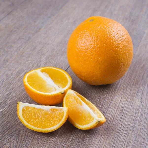 Orangenfrüchte auf dem Tisch — Stockfoto