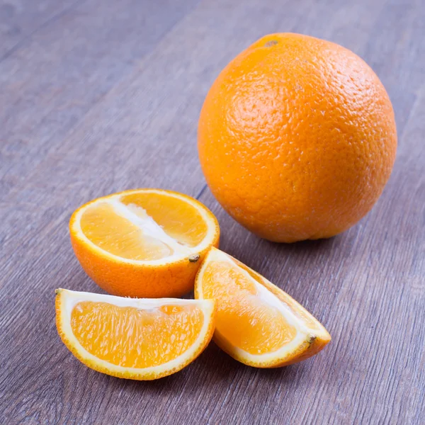 Frutas de naranja sobre la mesa — Foto de Stock