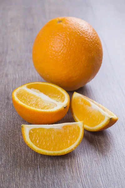 Frutas de laranja na mesa — Fotografia de Stock