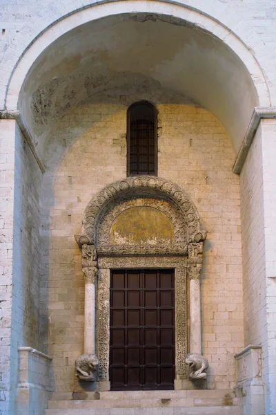 Lion Portal. St. Nicholas Basilica. Bari. Apulia. — Stock Photo, Image