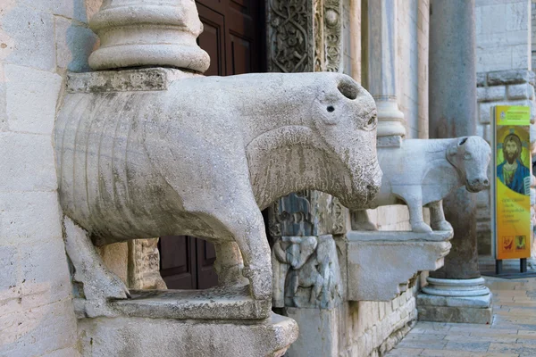 Haupteingang zur Basilika St. Nikolaus. bari. apulien. — Stockfoto